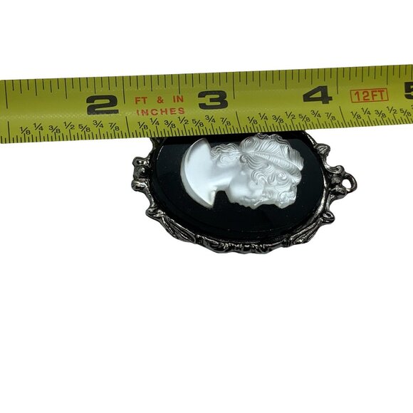 Cameo Pendant Black background Ladies Head - Picture 2 of 4